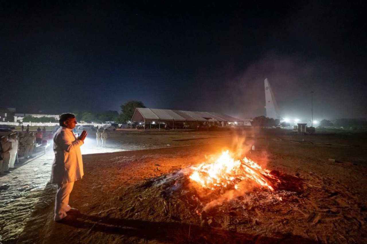 'आज पहली बार लगा…बिन सूरज के उगा सवेरा', पिता मुलायम सिंह के गम में डूबे अखिलेश यादव