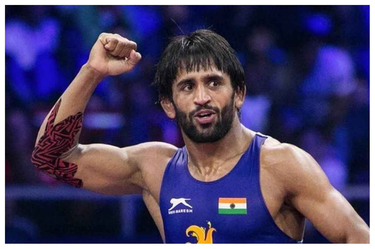 सर्बिया में कांस्य पदक जीतने पर पहलवान बजरंग पूनिया ने इनसे लिया आशीर्वाद