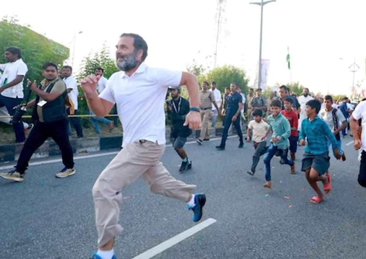 Bharat Jodo Yatra: तेलंगाना में कांग्रेस नेताओं के साथ दौड़े राहुल गांधी, सोशल मीडिया पर Video Viral