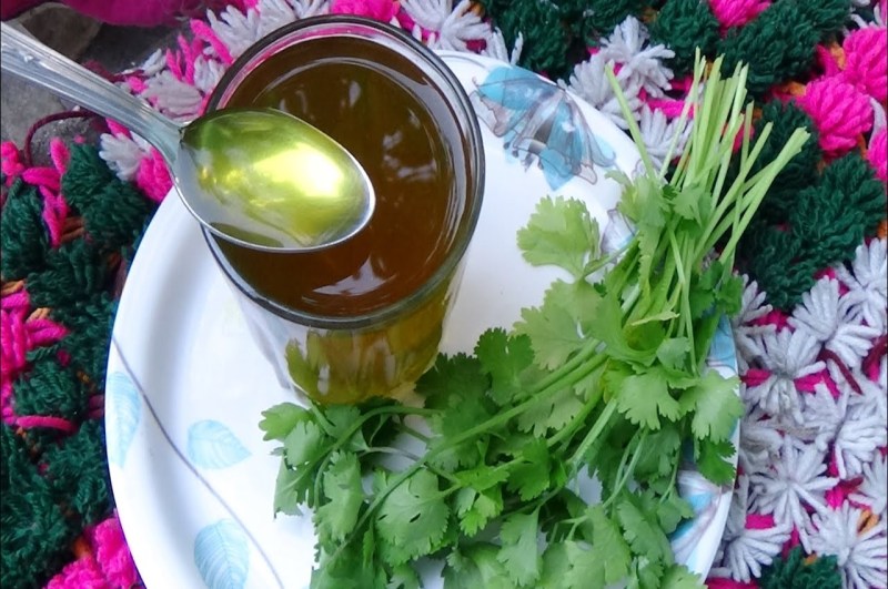 coriander leaves water
