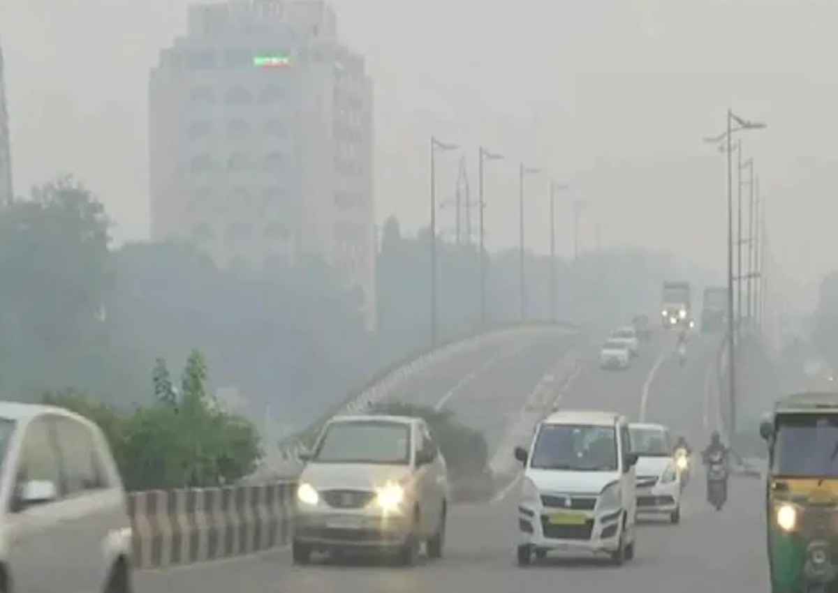 दिल्ली सरकार ने निर्माण कार्य पर लगाई रोक, प्रदूषण के लिए UP की डीजल बसों को जिम्मेदार ठहराया