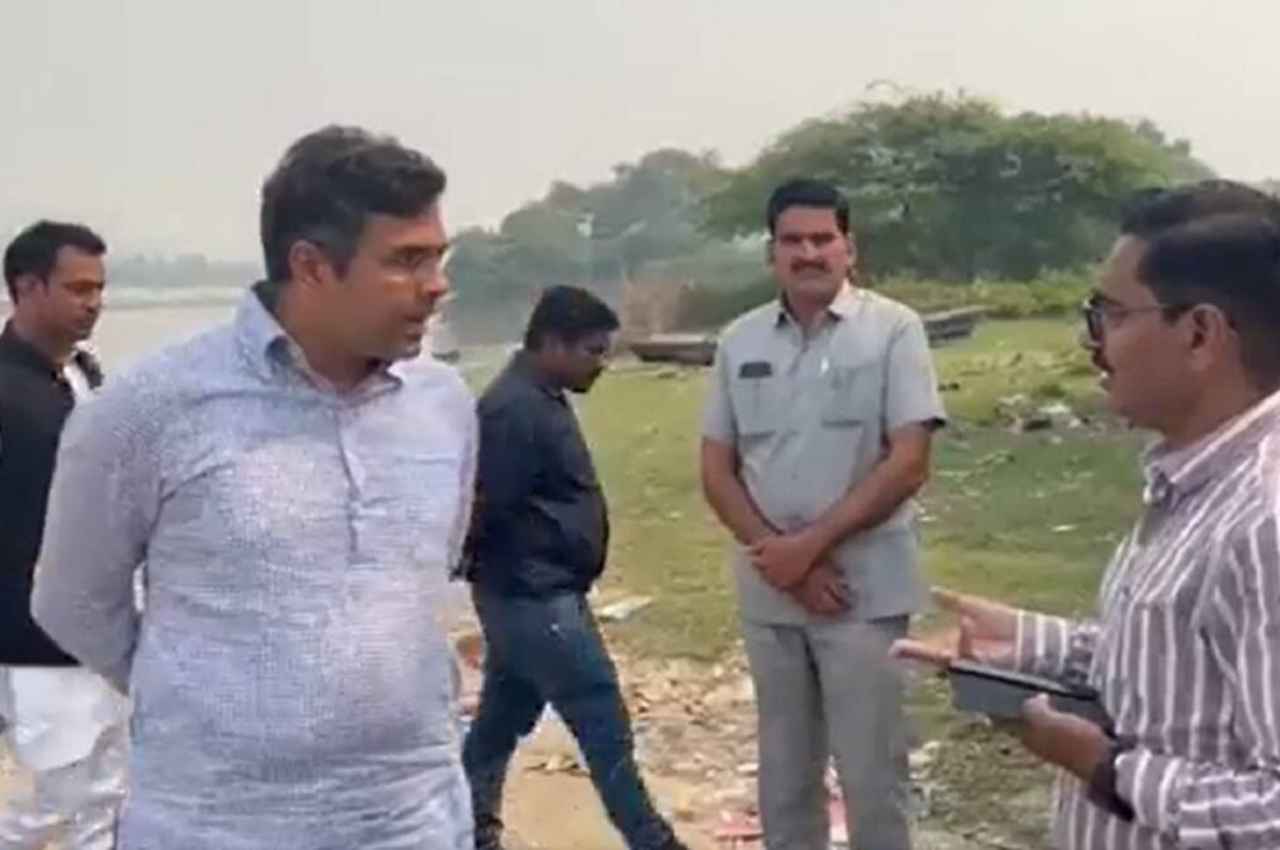 अभद्र हुई सांसद प्रवेश वर्मा की भाषा, यमुना नदी साफ कर रहे अधिकारी को कहा-'ये केमिकल तेरे सिर पर डाल दूं'