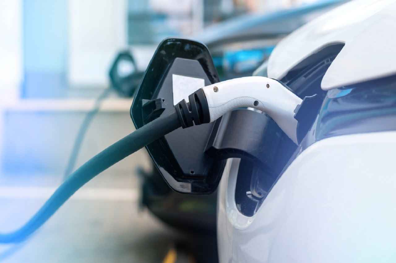 Rechargeable Battery के धंधे में निवेश करने का है सही समय? इस रिपोर्ट पर मारें एक नजर