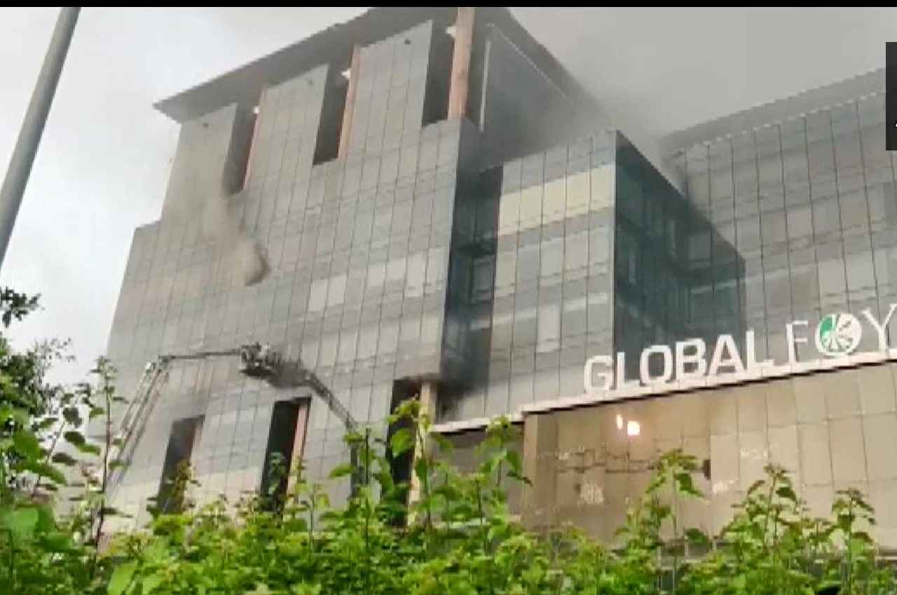 गुरुग्राम के ग्लोबल फॉयर मॉल में लगी भीषण आग, काबू पाने में जुटी दमकल की गाड़ियां