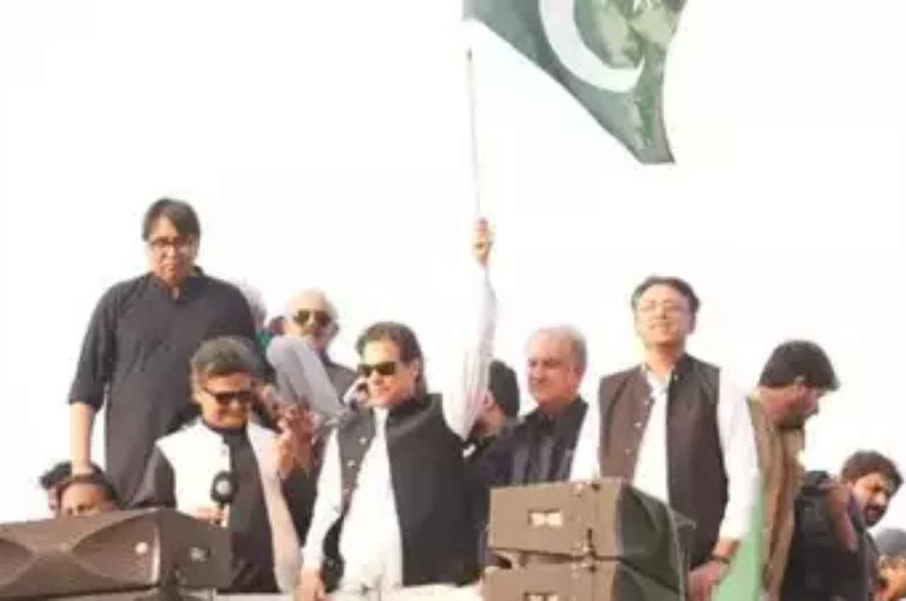 Imran Khan March:  समर्थकों के साथ सड़कों पर उतरे इमरान खान, लाहौर से इस्लामाबाद तक करेंगे मार्च