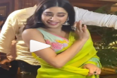 होटल की गैलरी से गुजर रही थीं Janhvi Kapoor, अचानक झाड़ ने एक्ट्रेस के गालों को चूम लिया, देखें वीडियो