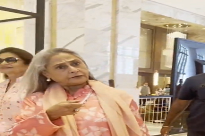 Jaya Bachchan Viral Video: जया बच्चन ने फिर लगाई पैपराजी की क्लास, बोलीं- 'ये कौन सा अखबार है?'