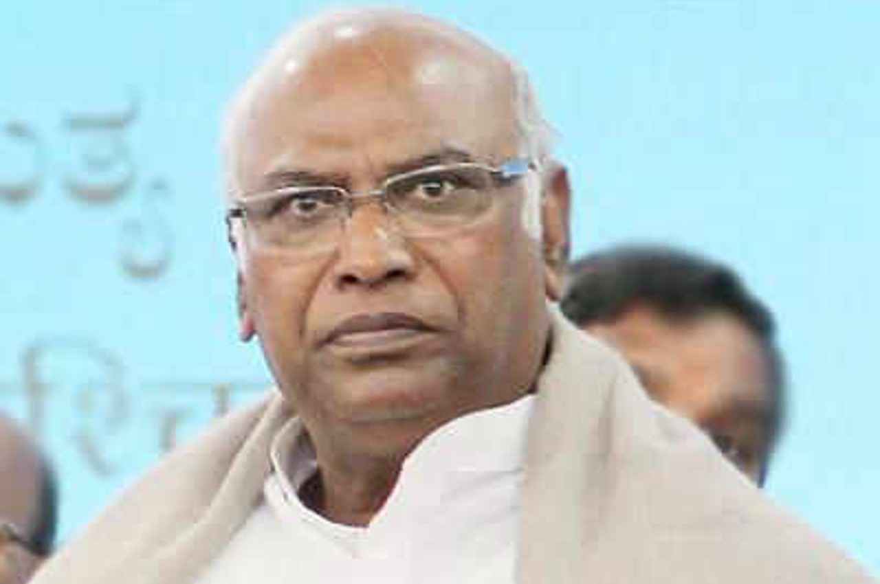 ED Raids: तेजस्वी यादव के घर छापेमारी पर भड़के मल्लिकार्जुन खड़गे, बोले- अब पानी सिर के ऊपर चला गया है