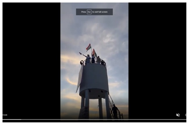 कांग्रेस नेता राहुल गांधी टंकी पर चढ़कर तिरंगा फहराते हुए