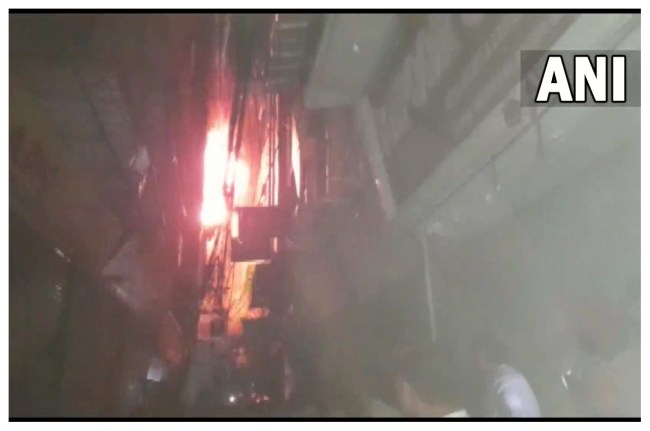 गांधी नगर कपड़े की दुकान में आग