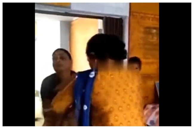 दो महिला टीचरों में हाथापाई दो महिला टीचरों में हाथापाई