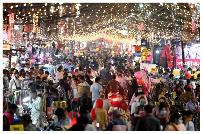 धनतेरस पर खरीददारी करते लोगों की प्रतीकात्मक फोटो