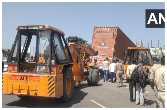 वडोदरा में ऑटो व ट्रक की टक्कर वडोदरा में ऑटो व ट्रक की टक्कर