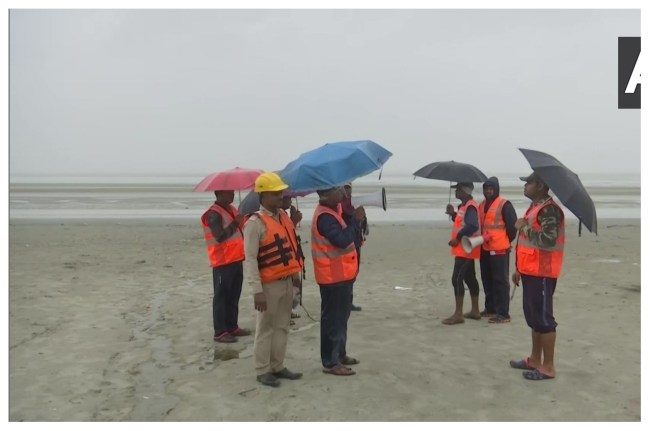 समुद्र तट पर तैनात बचाव दल.jpg