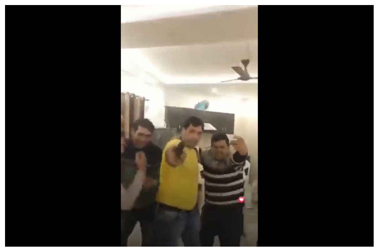 Video: रिवॉल्वर दिखा कमर लचका रहे थे आप प्रत्याशी, अब पुलिस ने किया यह काम