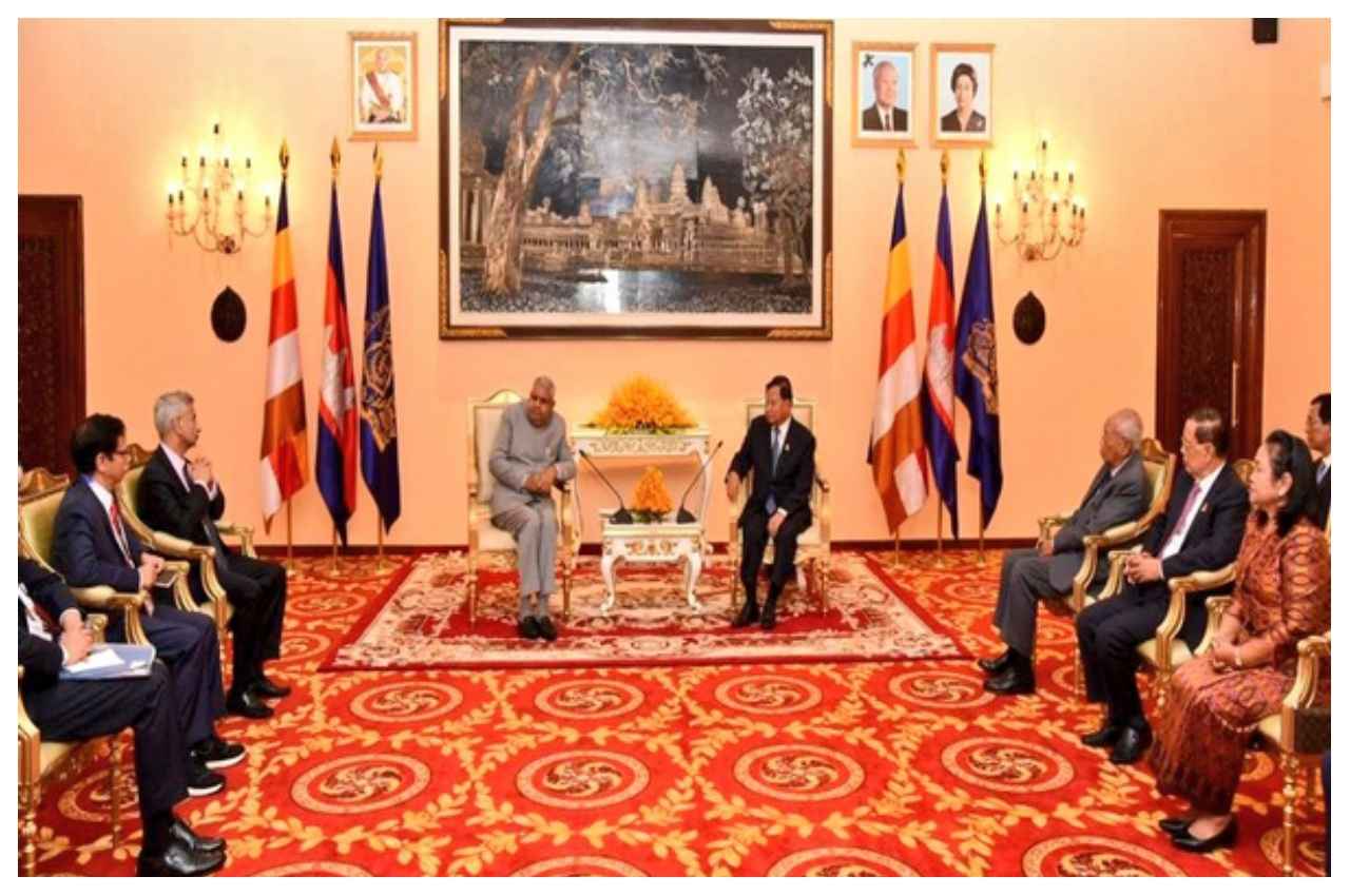 उपराष्ट्रपति जगदीप धनखड़ पहुंचे कंबोडिया, रिश्ते मजबूत करने को इन मुद्दों पर चर्चा