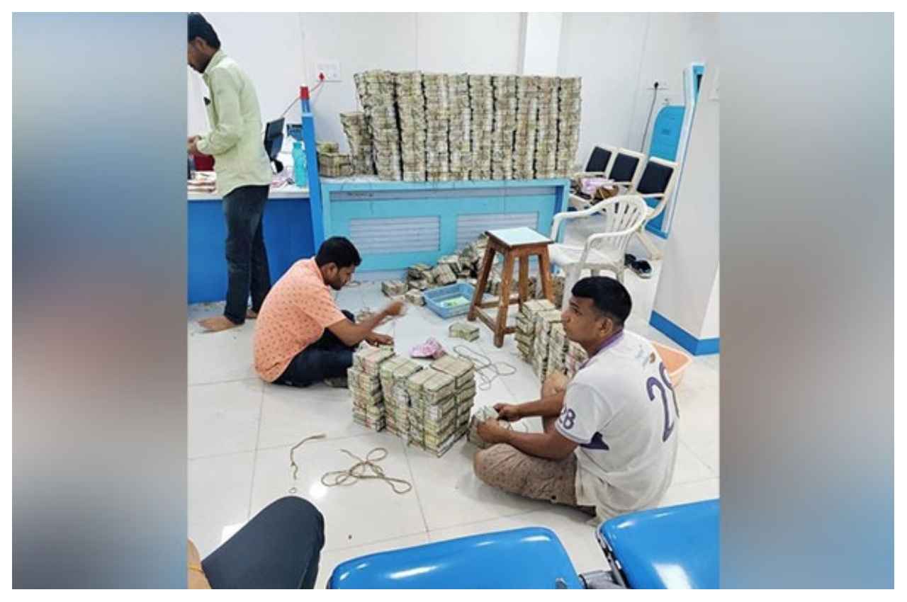 छापेमारी में बरामद नकदी
