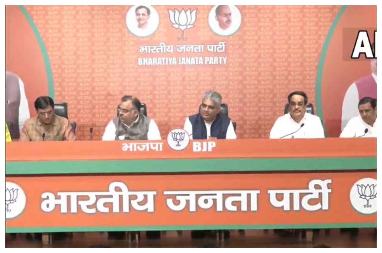 टिकटों की घोषणा करते बीजेपी नेता