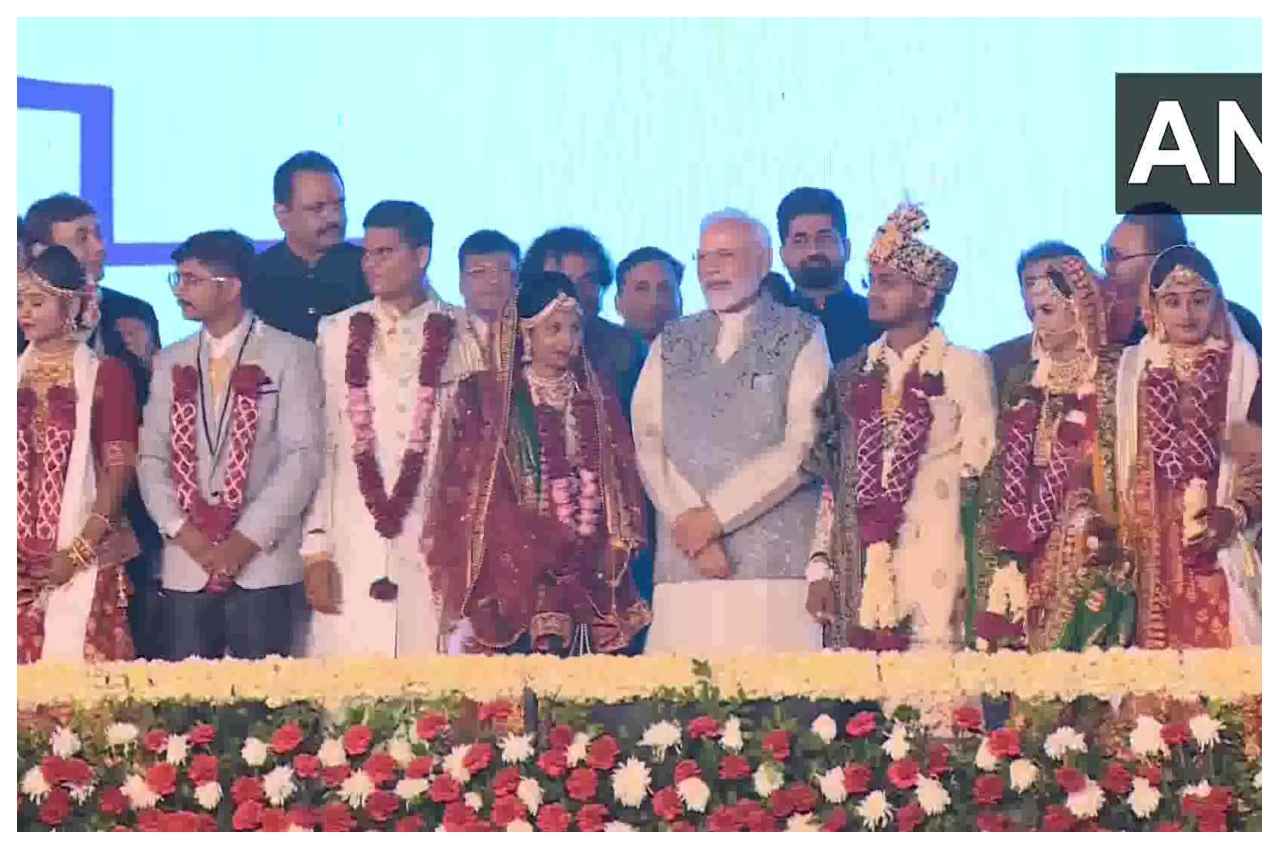 Video: भावनगर 'पापा नी परी' प्रोग्राम में पहुंचे पीएम मोदी, नवविवाहितों से कह दी यह बात