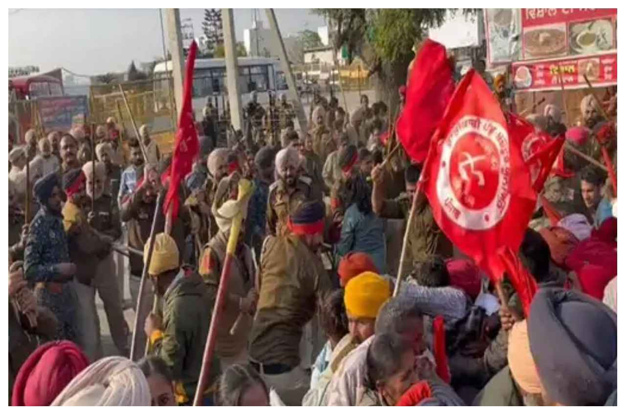 पंजाब सीएम आवास के बाहर प्रदर्शन कर रहे मजदूरों पर लाठीचार्ज, इन मांगों के लिए था प्रदर्शन