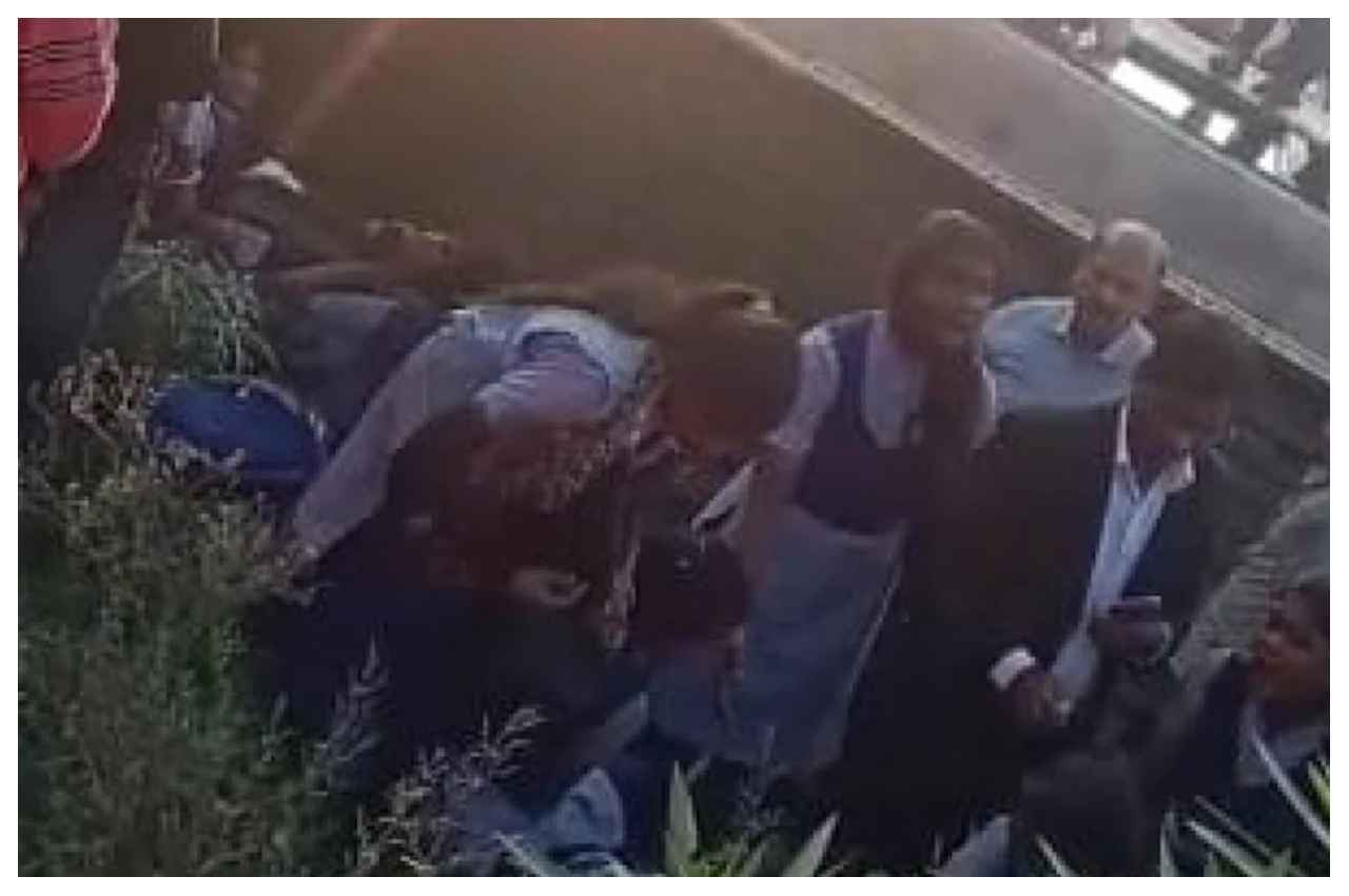उत्तराखंड में बाल दिवस पर बड़ा हादसा, स्कूल बस पलटी, 2 बच्चों की मौत और कई घायल