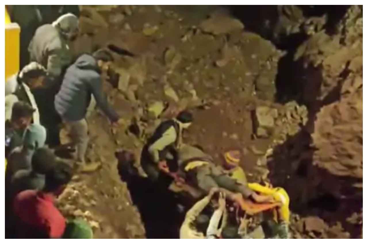 मलबे से मजदूर को निकालते हुए