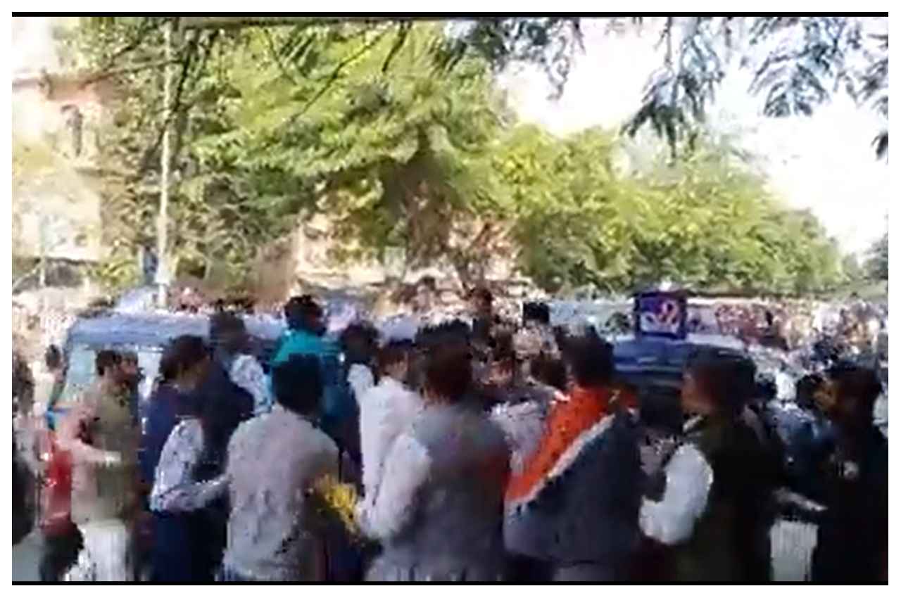 Delhi MCD Election 2022: मतदान से पहले हुआ दंगल, निगम प्रत्याशी व उसके बेटे से मारपीट, देखें वीडियो