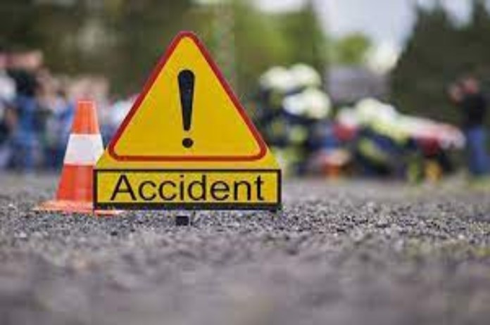 UP News: accident in Shahjahanpur, truck dragged scooter 300 meters, three died