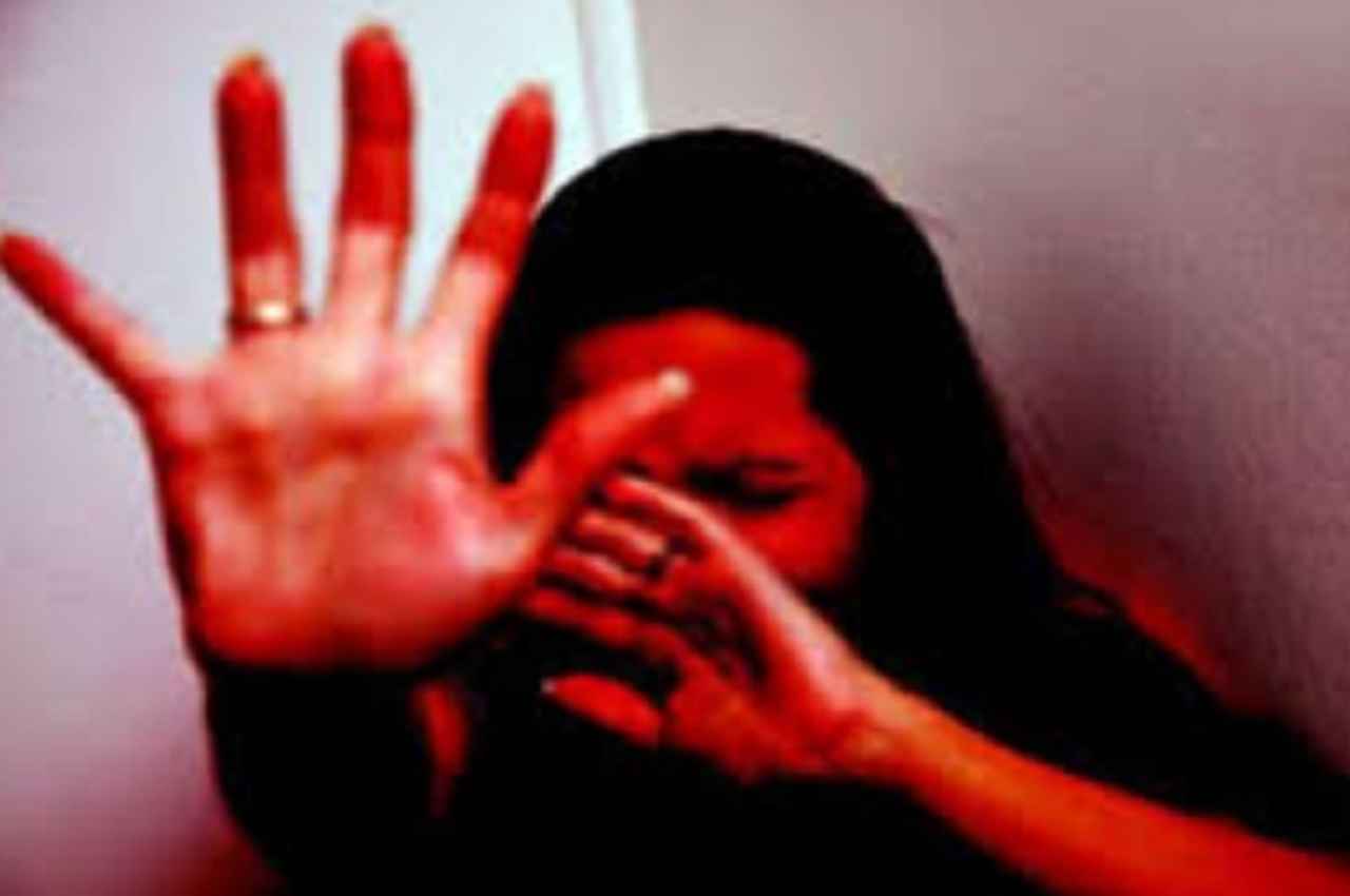 Agar Crime News: लड़की को फंसाकर किया दुष्कर्म, फिर दोस्तों से भी करवाया रेप, सामने आई ब्लैकमेलिंग की काली कहानी