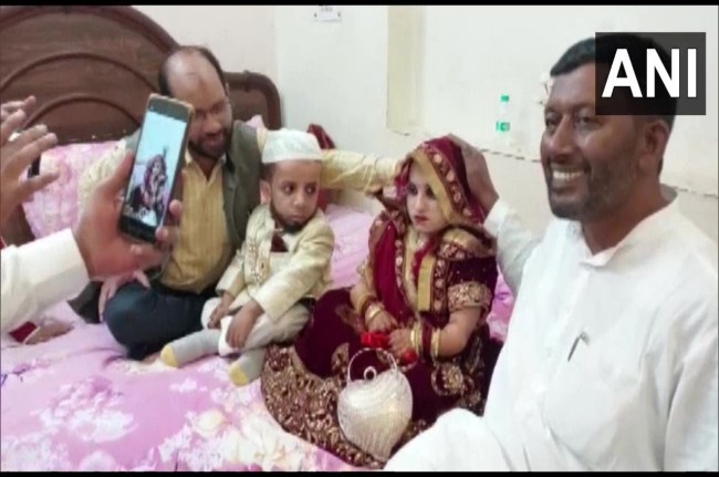 तीन फीट की बेगम बुशरा के साथ 2.3 फीट के अजीम मंसूरी।