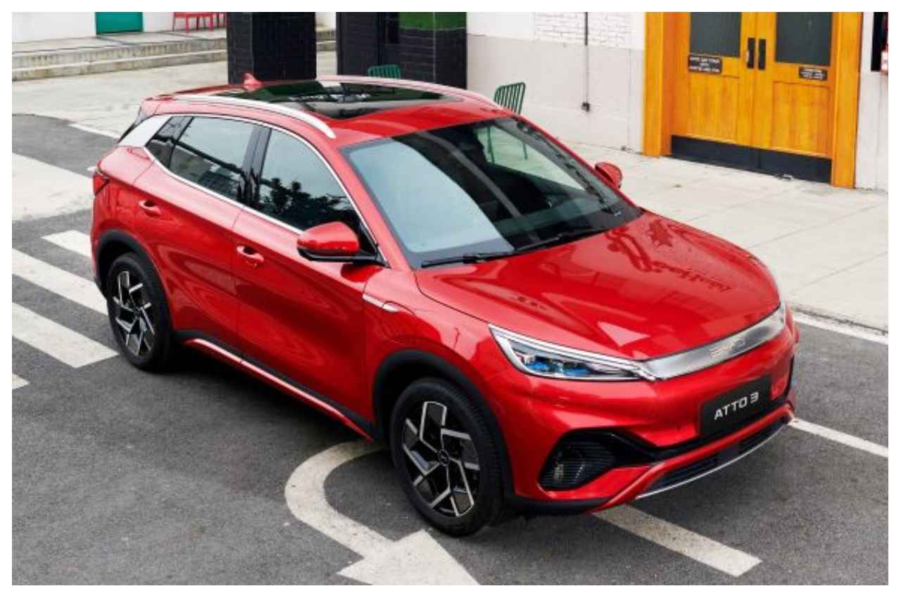 BYD Atto 3: मात्र 1861 रुपए में घर ले जाएं यह SUV, 50 मिनट चार्ज करने पर 521Km दौड़ने का दावा