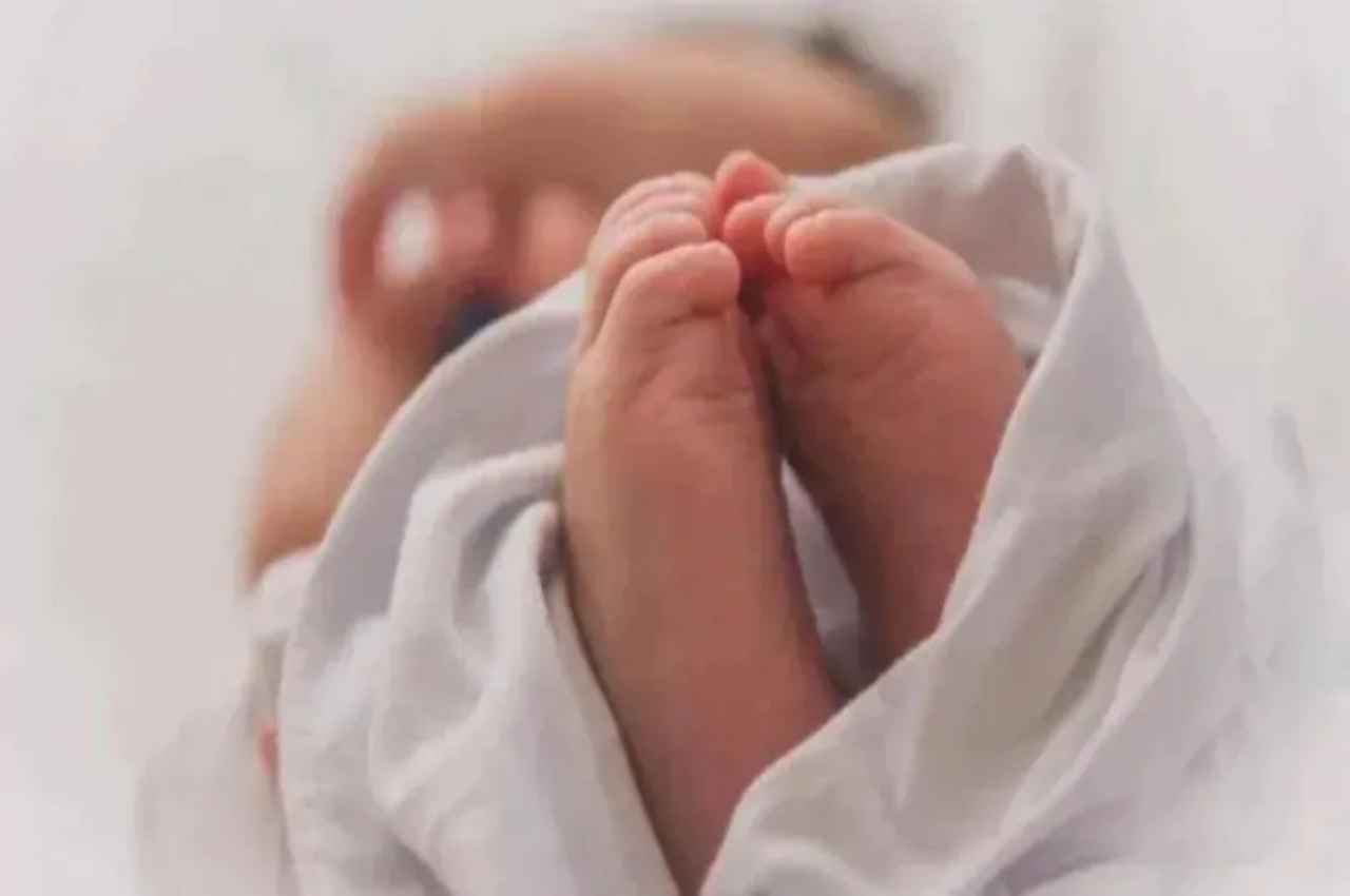 कूड़ेदान में मिली नवजात बच्ची, जिसने भी देखा उसका कलेजा फट गया, डॉक्टरों ने कही ये बात