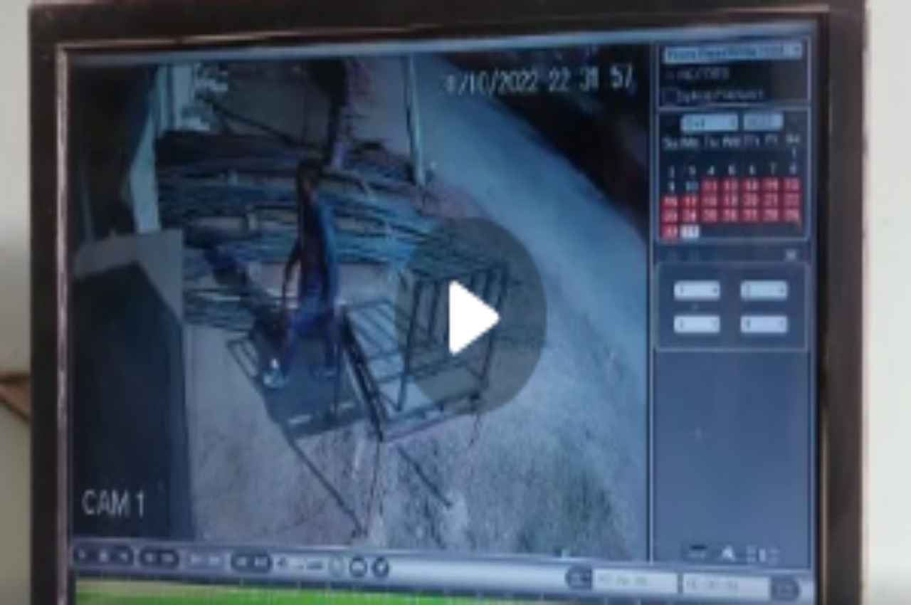 दुकान पर छुट्टे मांगने गया था और लगा दी 50 हजार की चपत, वारदात CCTV में कैद