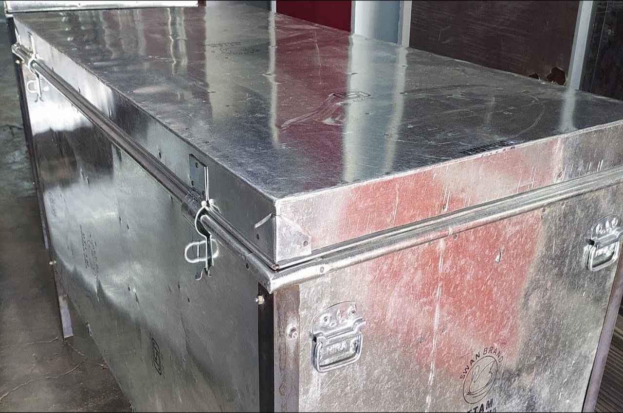 कई घंटों से बक्से में बंद थी 9 साल की बच्ची, पूछताछ के लिए घर आई पुलिस तो खुल गई सौतेली मां की करतूत