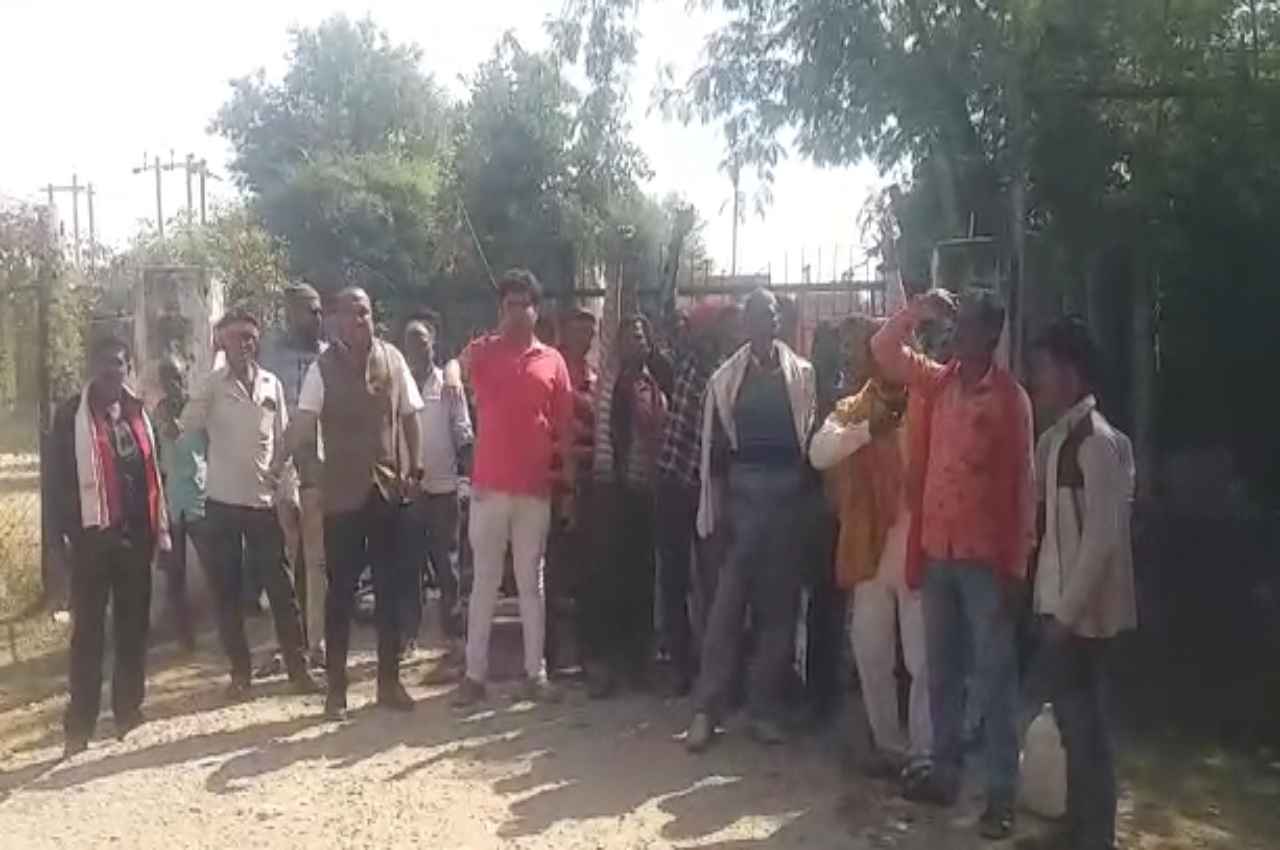 Damoh News: ट्रांसफॉर्मर के लिए परेशान किसानों ने बिजली दफ्तर में तालाबंदी कर किया प्रदर्शन, आत्महत्या की दी चेतावनी