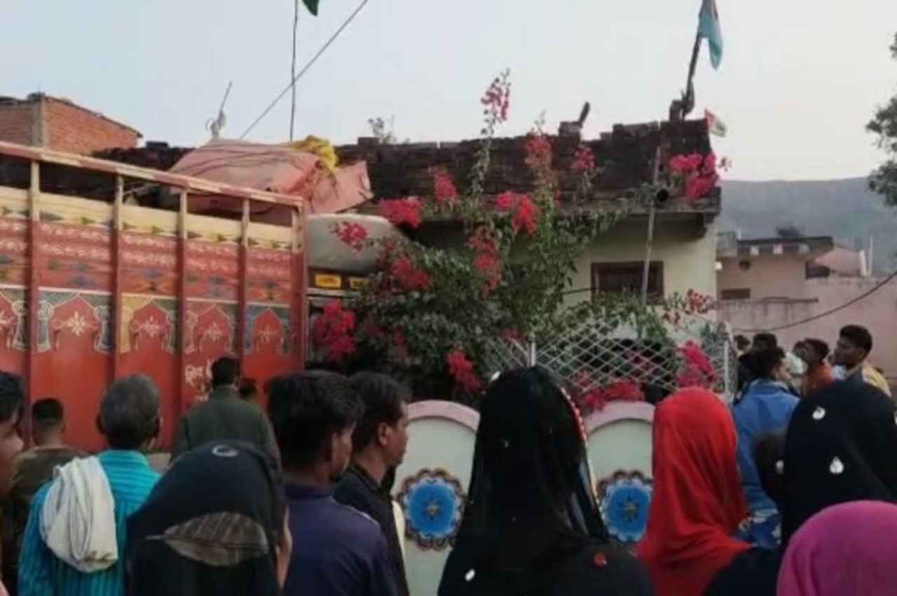 MP Breaking: घर में घुसा अनियंत्रित ट्रक, मलबे में दबे 4 लोग , एक की मौत, रेस्क्यू जारी