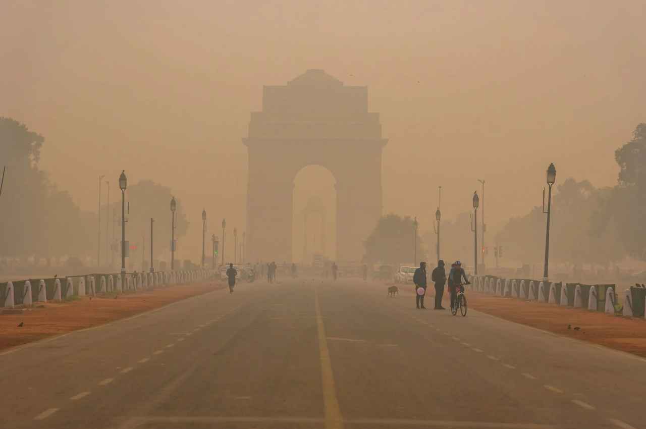 दिल्ली में लगातार तीसरे दिन प्रदूषण की स्थिति 'गंभीर', नोएडा में 529 और गुरुग्राम में 478 दर्ज किया गया AQI