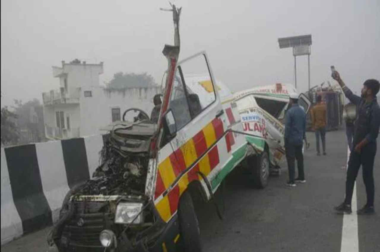 दिल्ली-मेरठ एक्सप्रेसवे पर भीषण हादसा; एंबुलेंस के उड़े परखच्चे, एक गलती से चली गई दो लोगों की जान