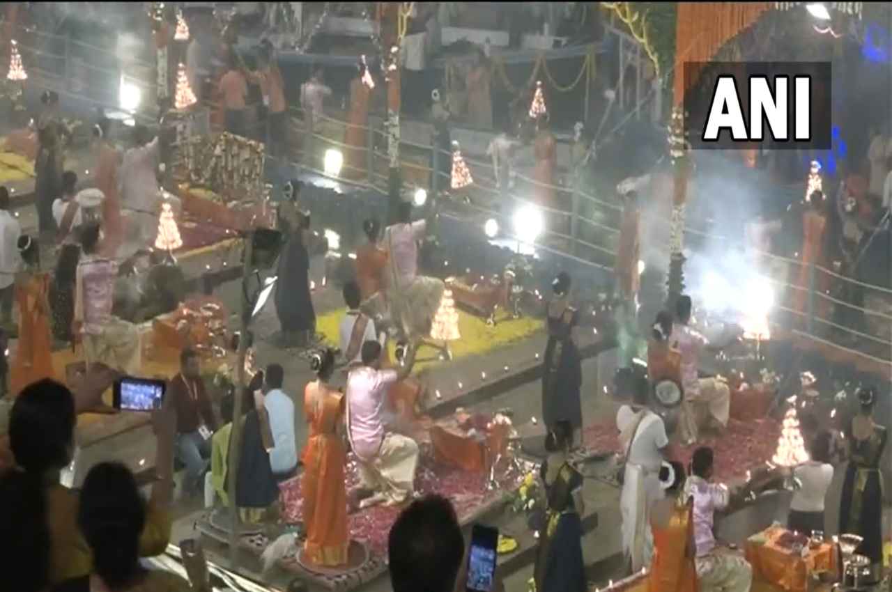 Dev Deepawali 2022: काशी में महागंगा आरती के साथ शुरू हुआ देव दीपावली उत्सव, देखें मनोरम दृश्यों के Videos