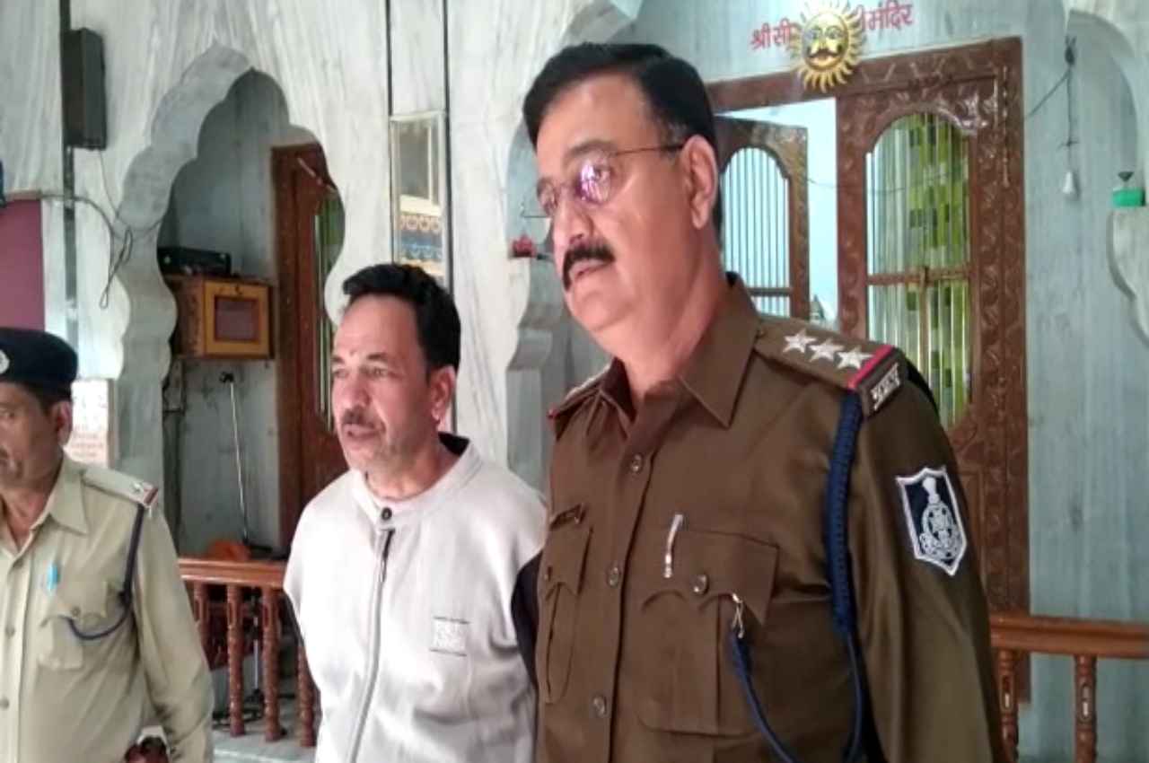 Dhar News: मंदिरों को बनाया चोरों ने निशाना, मुकुट-कुंडल सहित दानपेटी से चुराई नकदी, CCTV में कैद बदमाश