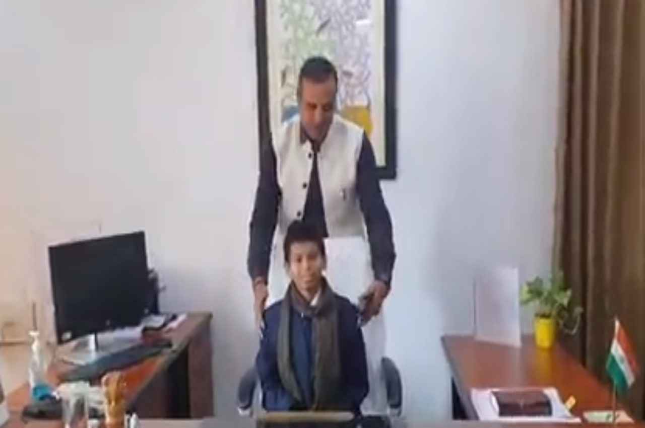 डिंडौरी का कक्षा 9वीं में पढ़ने वाला छात्र बना कलेक्टर, एक दिन के लिए संभाली कुर्सी