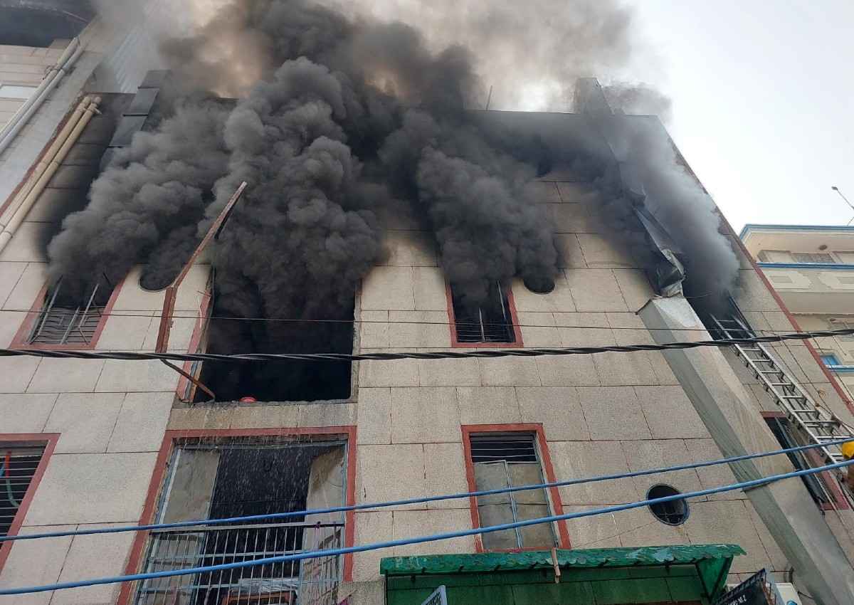 दिल्ली के नरेला इंडस्ट्रियल एरिया में लगी आग, दो लोगों की मौत; दमकल की 10 गाड़ियों ने पाया काबू