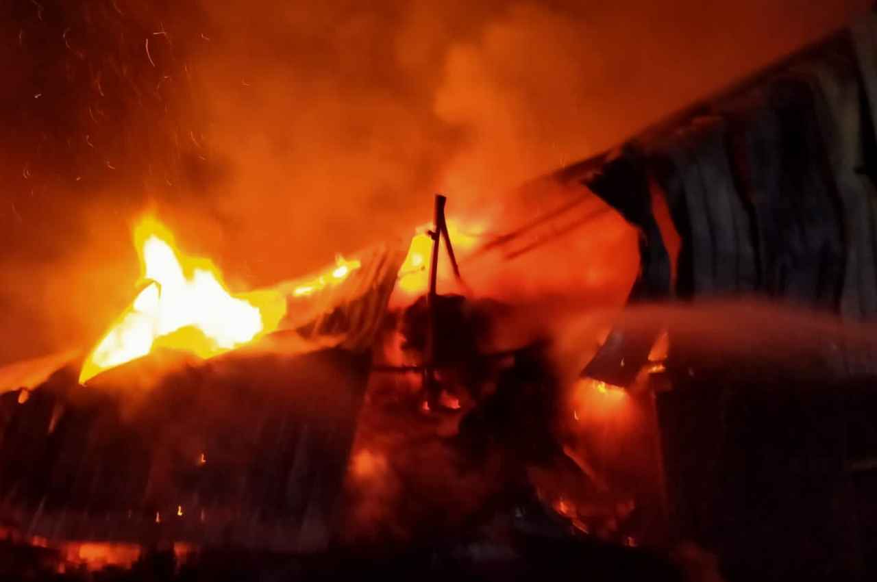 Jaipur: बस्सी की एक प्लाईवुड फैक्ट्री में लगी भीषण आग, लाखों का माल जलकर राख