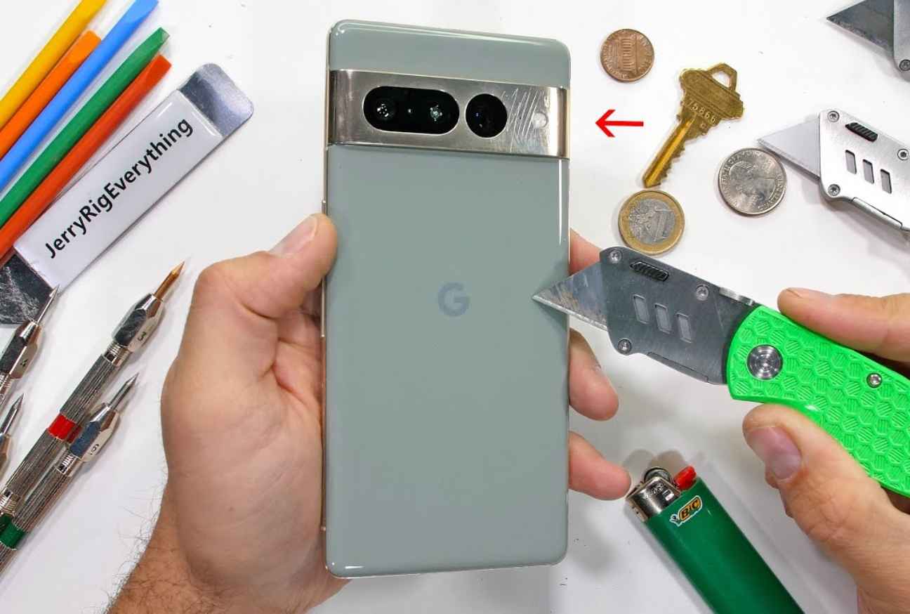 Google Pixel 7 Pro पर एक शख्स ने किया बड़ा सितम! मारा चाकू और ब्लेड, फिर क्या हुआ वीडियो में देखें