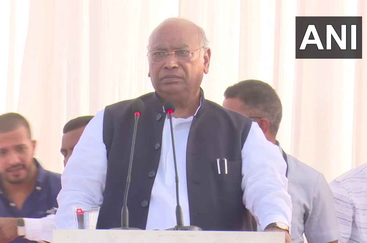 Gujarat Election 2022: खरगे ने भाजपा पर साधा निशाना, बोले- 70 साल में हम कुछ न करते तो आपको यह लोकतंत्र नहीं मिलता