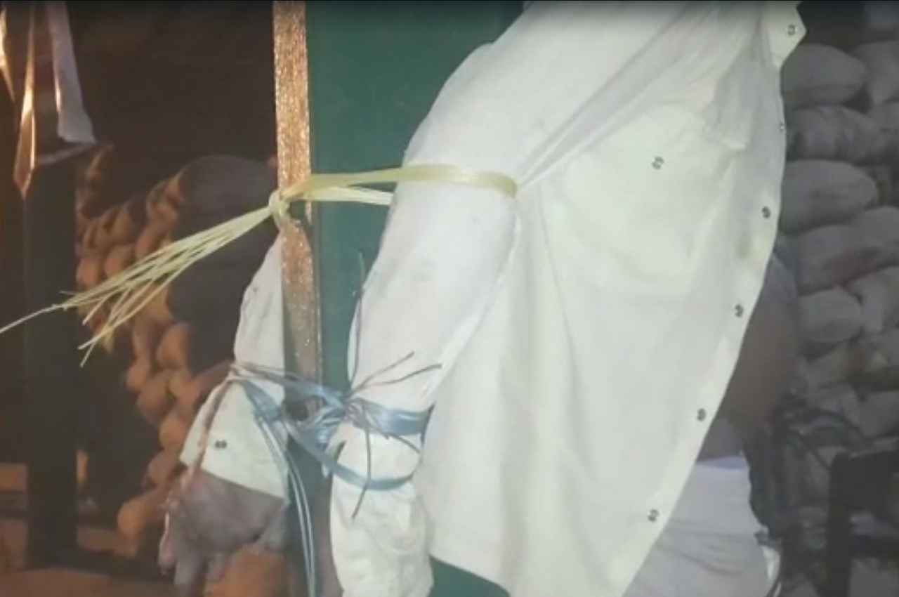 Viral Video: कार लेकर मंडी में चोरी करने पहुंचा था चोर, लोगों ने पकड़ कर ऐसी हालत की, याद आ गई तालिबानी सजा
