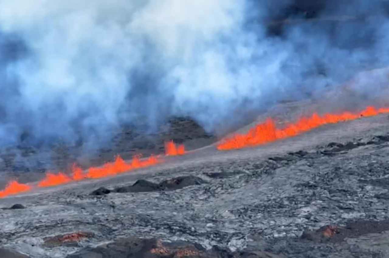 Mauna Loa: हवाई में दुनिया का सबसे बड़ा सक्रिय ज्वालामुखी फटा, आबादी वाले क्षेत्रों को खतरा होने की आशंका नहीं