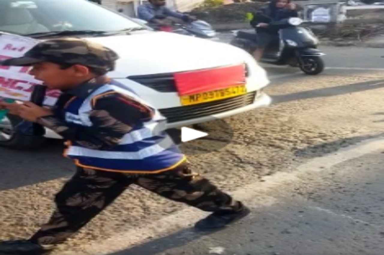 Indore: डासिंग कॉप रंजीत सिंह के बाद अब 8 साल का बच्चा गाना गाकर संभाल रहा ट्रैफिक, Video Viral
