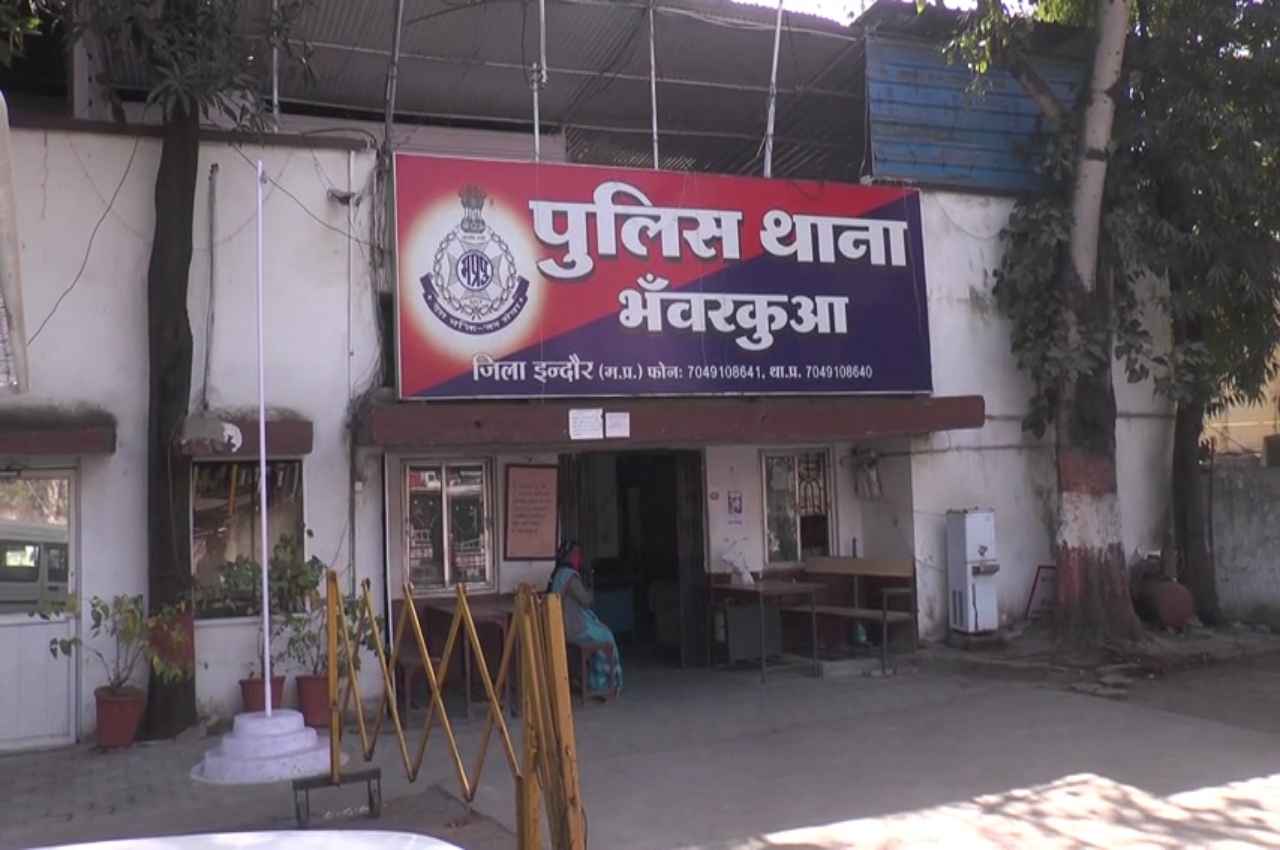 Indore News: पुलिस के हत्थे चढ़ा शातिर मोबाइल चोर गिरोह, पलक छपकते ही देते थे वारदात को अंजाम