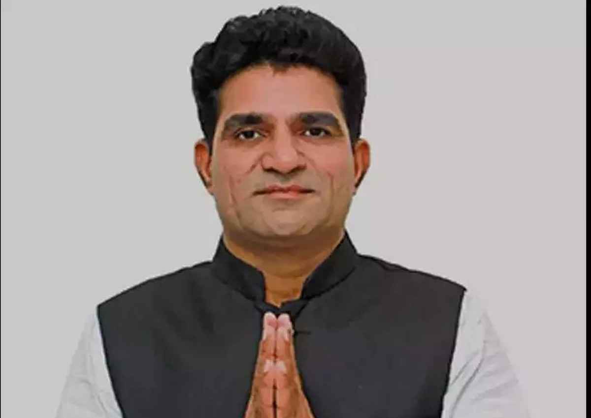 Gujarat Election 2022: आम आदमी पार्टी ने इसुदान गढ़वी को मुख्यमंत्री पद का उम्मीदवार बनाया